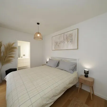 Luxury 2br Apt, Terrace, Jacuzzi, Near Ria Formosa דירה *