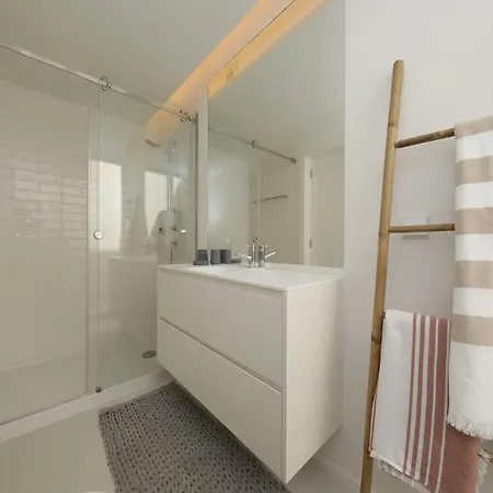 Luxury 2br Apt, Terrace, Jacuzzi, Near Ria Formosa * Кабанаш-де-Тавира